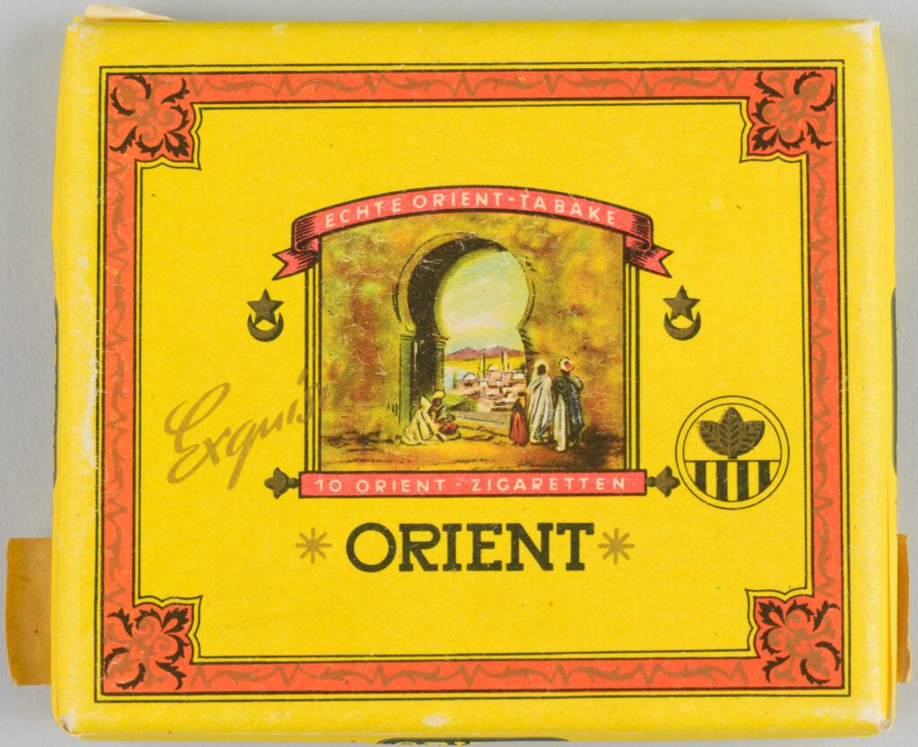 Leuchtend gelbe Pappschachtel für Zigaretten der marke "Orient" mit der Aufschruft "Echte Orient-Tabake". 