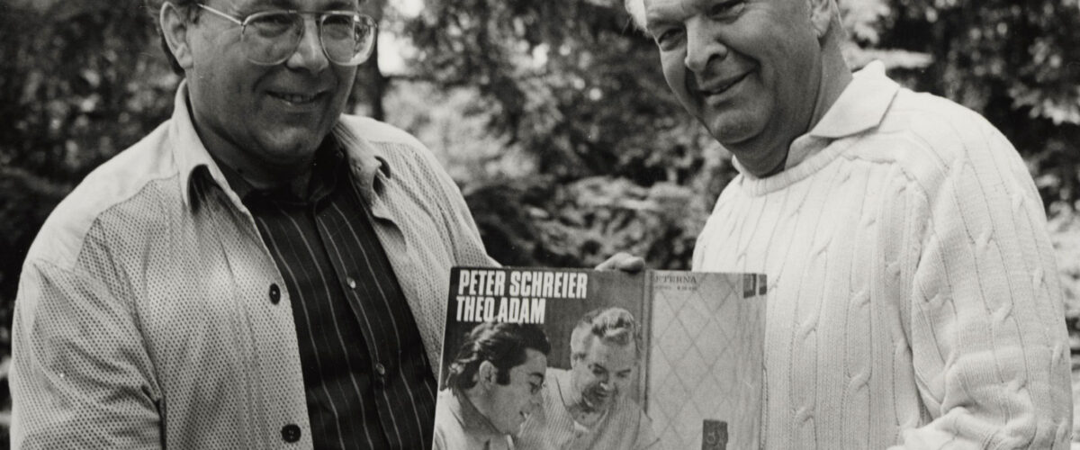 Peter Schreier und Theo Adam stehen gemeinsam mit ihrer Aufnahme "Berühmte Opernduette" in einem Garten.