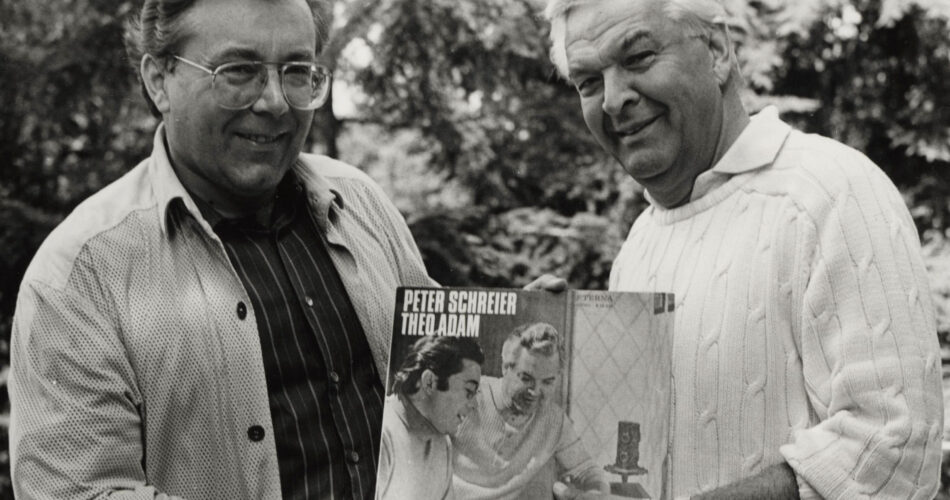 Peter Schreier und Theo Adam stehen gemeinsam mit ihrer Aufnahme "Berühmte Opernduette" in einem Garten.