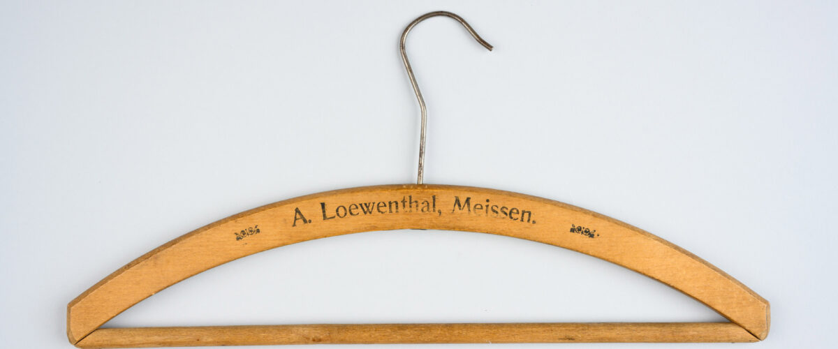 Kleiderbügel mit der Aufschrift "A. Loewenthal, Meissen"