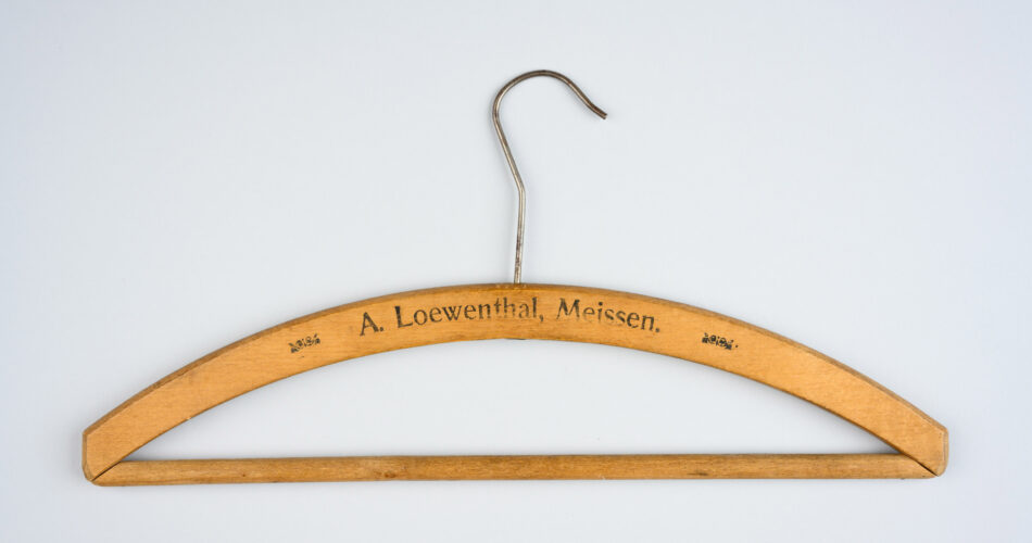 Kleiderbügel mit der Aufschrift "A. Loewenthal, Meissen"