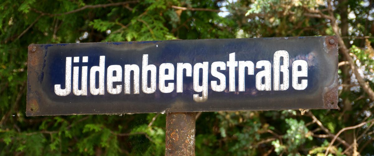 Straßenschild mit der Aufschrift "Jüdenbergstraße"