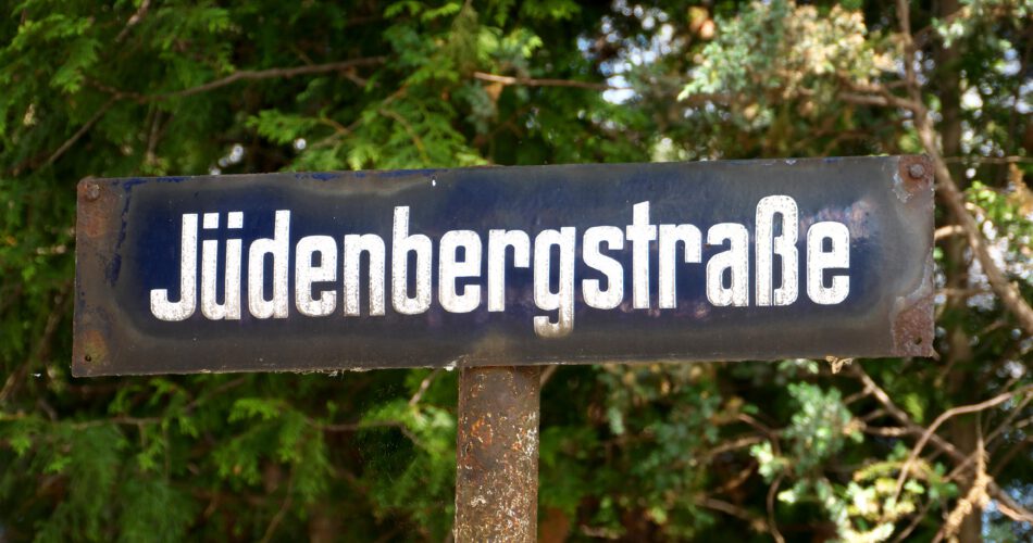 Straßenschild mit der Aufschrift "Jüdenbergstraße"