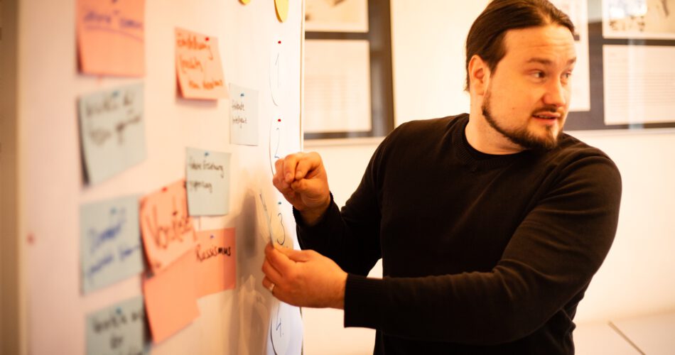 Stefan Schwarz als Moderartor bei einer Projektarbeit