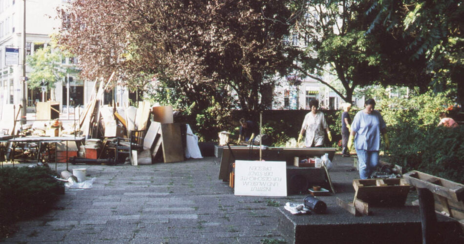 Vor dem landhaus stapelt sich Sperrmüll, Frauen mit Gummihandschuhen gehen an einem abgestellten Schild mit der Aufschrift "Institut und Museum für Geschichte der Stadt Dresden"