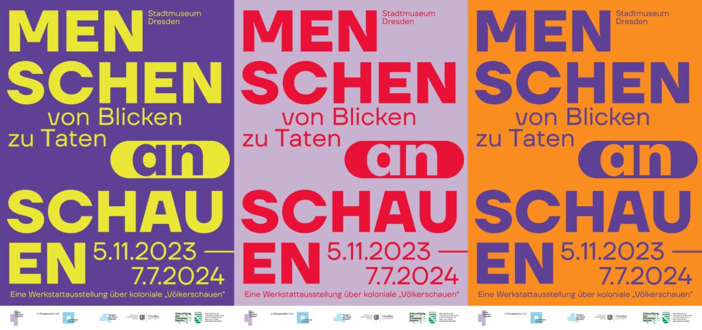 Zu sehen sind 3 Varianten des Ausstellungsplakats. Sie zeigen den Ausstellungstitel in großen Buchstaben und den Zeitraum. Die Farben sind lila/gelb, rot/flieder, orange/lila.