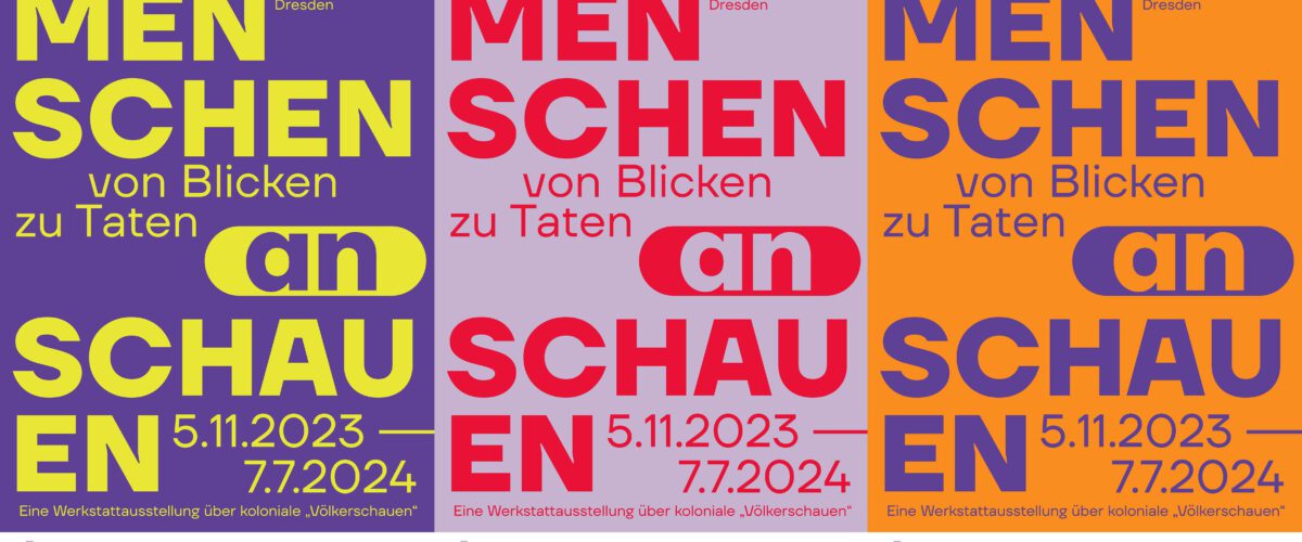 Zu sehen sind 3 Varianten des Ausstellungsplakats. Sie zeigen den Ausstellungstitel in großen Buchstaben und den Zeitraum. Die Farben sind lila/gelb, rot/flieder, orange/lila.