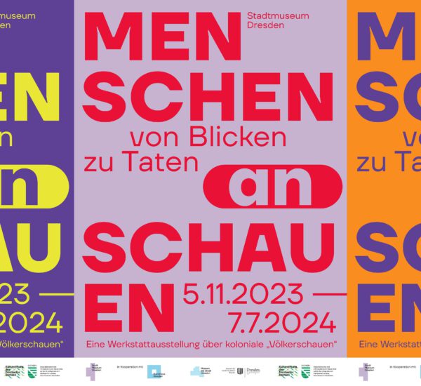 Zu sehen sind 3 Varianten des Ausstellungsplakats. Sie zeigen den Ausstellungstitel in großen Buchstaben und den Zeitraum. Die Farben sind lila/gelb, rot/flieder, orange/lila.